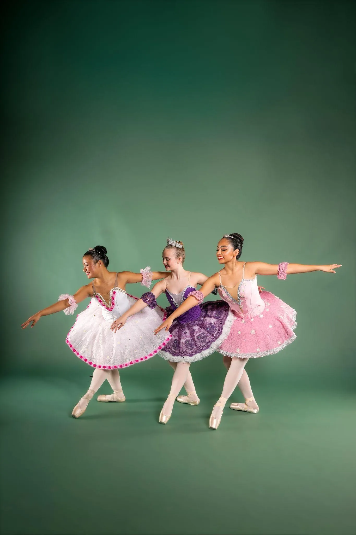 ballet-dancers-posing-green-background