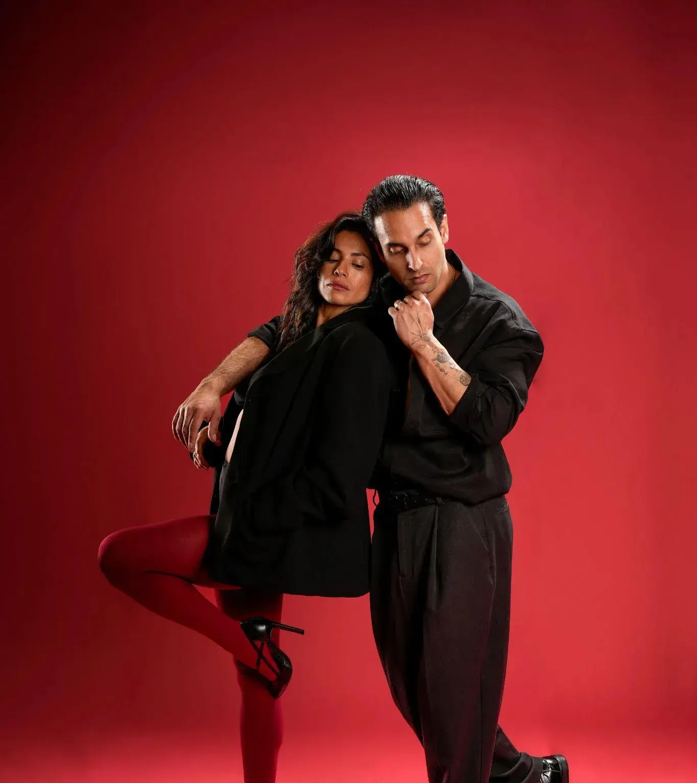 couple-dancing-red-background